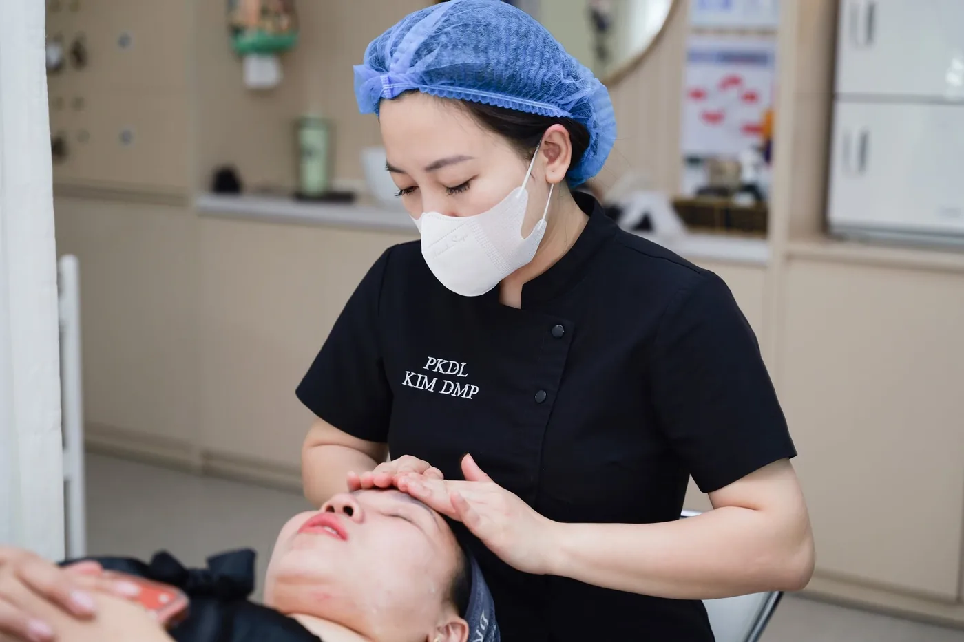 Chuyên viên Kim DMP thực hiện liệu trình chăm sóc da